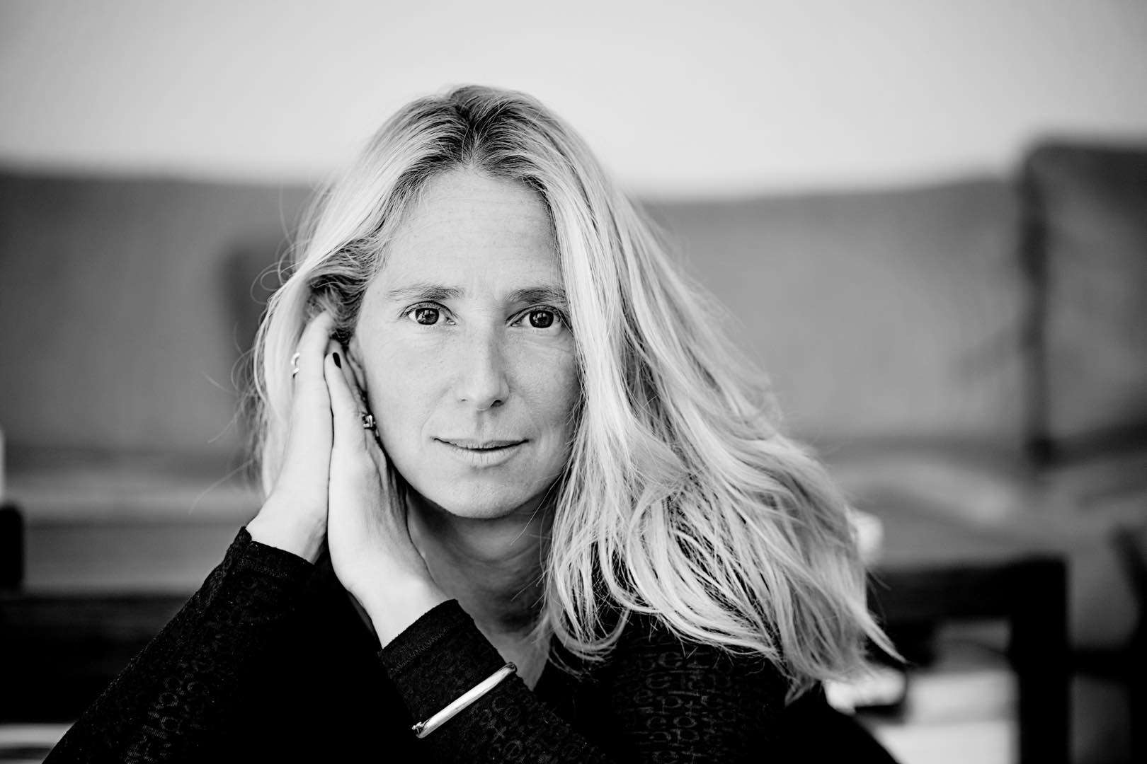Photographie de portrait de l'autrice Anne Bassi en noir et blanc.
